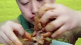 大哥吃猪前蹄吃的真带劲啊,就是感觉他的吃相看起来有点别扭