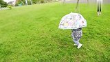 爸爸给萌娃新买的雨伞，小家伙拿着简直可爱到炸裂