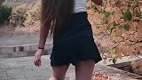 秋天的落叶再美，也比不过小姐姐靓丽的身姿