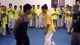 传统武术VS现代搏击，手背在后面都打不过，咏春全程处于下风