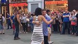 体坛直击：阿根廷球迷街头跳探戈 巴西球迷乱入拼舞技