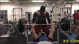 他在健身房里对着镜子臭美，被壮汉直接扛着扔了出去！