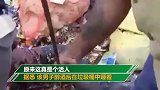 环卫工发现垃圾车里有双人脚 倒出来一看直接被吓坏