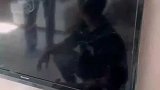 男子试新买的电视机，装上后一直冒烟