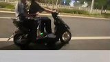 女生骑车玩翘头，结果重摔同伴起不来