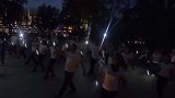 广场舞爱好者自创灭蝇舞走红 网友：一路闪电带火花！