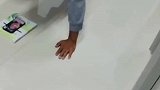 女友开视频监督男友锻炼，男生边做俯卧撑边亲亲