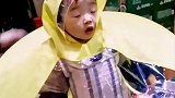 哥哥为了方便下雨天带妹妹出去玩，买了这个雨衣雨鞋，商家你睡了吗？想问问你这是雨鞋还是溜冰鞋呢？笑死了…小