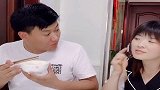 美女暗示老公脸上有米饭，不料帅哥做出这举动，太尴尬了！