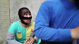 二货带憨弟弟靠打劫度日，不料分文未取还惨遭暴打