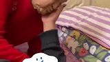 90岁母亲得知女儿生病，抱着女儿心疼落泪