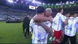 阿根廷全队庆祝夺冠时，梅西和内马尔在旁边紧紧相拥