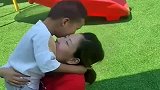 儿子才几天没见幼儿园老师，一见面就强行扑倒，太霸道了！