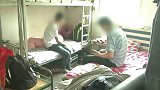 11位男女混住一间屋动静吓坏居民 推门一看瞬间尴尬了
