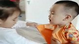 女儿到小姨家，就惦记表弟的衣服，最后那一下，真像个“女流氓”