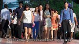 90岁老奶奶沉迷化妆，把自己打扮成靓妹，乍一看年轻50岁！