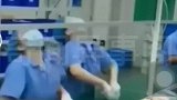 两女子做吸盘碗的质检工作，边上班边锻炼身体
