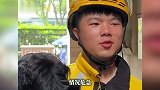 外卖小哥深夜遛狗，小狗突然对河面狂吠！这才发现河中有一个人影：赶紧救人