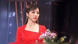 33岁李思思穿红裙录节目身材超棒，网友：360度无死角美女