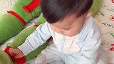 小男孩的表情，也太可爱了吧