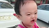 小宝宝的表情，看起来特别逗