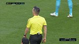 瓦伦锋将禁区摔倒索要点球 裁判置之不理示意继续比赛