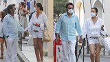 巩俐与外籍老公漫步街头超有爱 宽松衬衫配热裤修饰身材不显胖