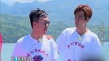 孙红雷穿着怪异，引得街上众人瞩目，准备去当幼师