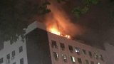 突发！深圳一医院住院部楼顶起火 现场浓烟滚滚