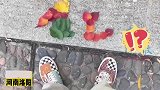 男生用不同颜色的落叶，摆出小王子和狐狸