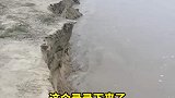 黄河边游玩遭遇惊险，不料忙着录眼前脚下却发生崩塌