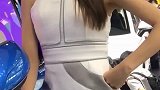 车展上的气质小姐姐，白衣短裙身材高挑，这么完美的女人谁不着迷