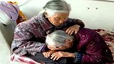 八十岁女儿看望百岁母亲，离开的时候，是多么的不舍！