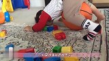 孩子突然没了声音,竟两脚悬空挂着睡着了,这一幕妈妈都笑喷了