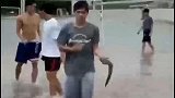 广东广州：暴雨后学校变鱼塘，学生齐上阵捕鱼