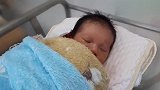 萌萌哒新生儿宝宝睡觉时表情超丰富，越看越可爱真想把他抱回家了