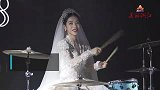 他在婚礼上唱歌，她用架子鼓伴奏，这就是爱情最美好的样子