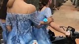 看美女穿裙子骑摩托车，让无数男人情何以堪！