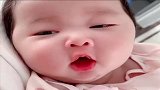 两个多月的宝宝吃完奶，就这样看着我，嘴里说个没完