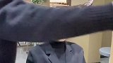把头发做成牛角的形状，是要去斗牛吗