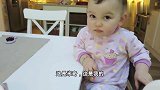 Emilia盯着桌上的蛋糕一动不动，整个入迷的样子太逗了