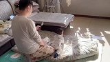爸爸带娃哄睡觉，一通做法七秒睡着！