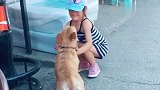 小妹妹天真无邪，对待流浪狗的举动发自内心，这一幕太暖心了