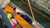 船夫让乘客趴下，自己窜上桥再下来，瞬间完成这也太帅气了