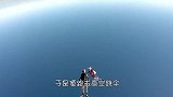 男子从千米高空跳伞，忽然迎面飞来两只鹰，真是一场致命的袭击