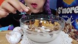 美女试吃烤棉花糖和谷物脆片