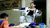 只要姐弟俩在家，两人就打架，谁也不饶谁，真是冤冤相报何时了
