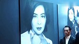关之琳与光头男爬山，拉低帽子遮挡路人镜头
