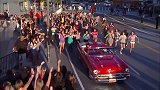刚刚爆红时的歌曲《baby》，万人追车现场！