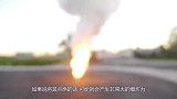 “鞭炮”丢进地洞会怎样？小哥丢了就跑，镜头记录全过程